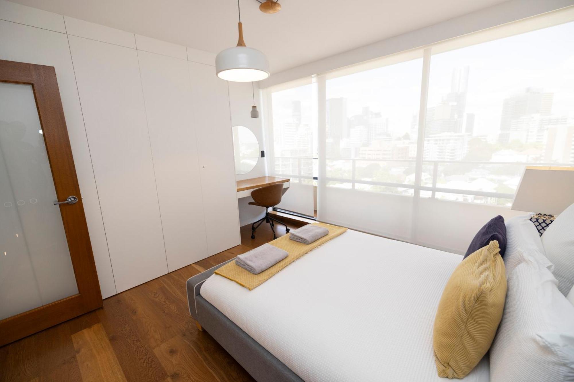 Sub Penthouse - Large Luxury 2 Bedroom Apartment *