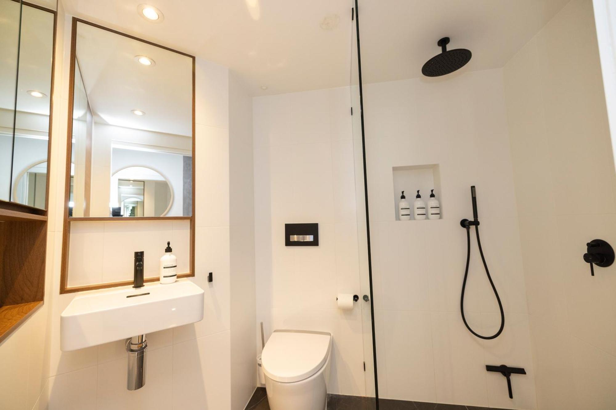 Sub Penthouse - Large Luxury 2 Bedroom *